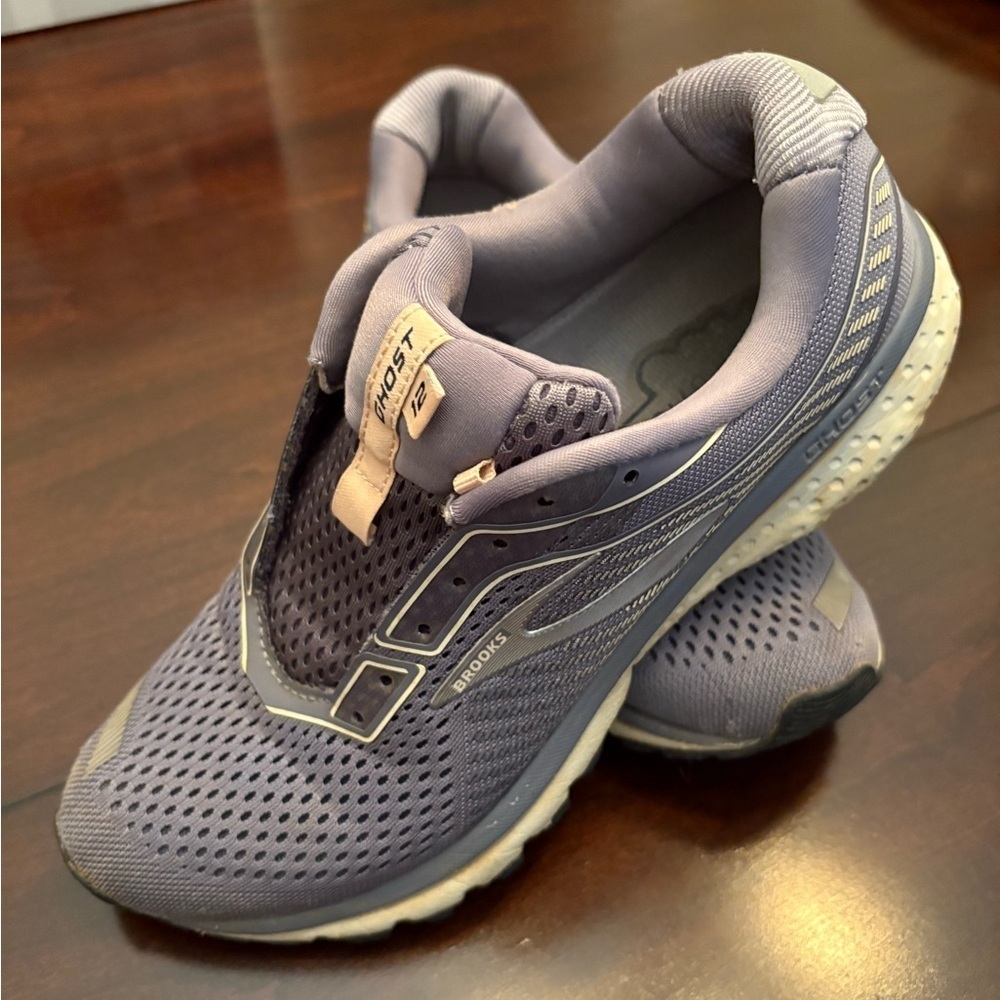 BROOKS GHOST 12 Running shoes periwinkle color size 8 1/2